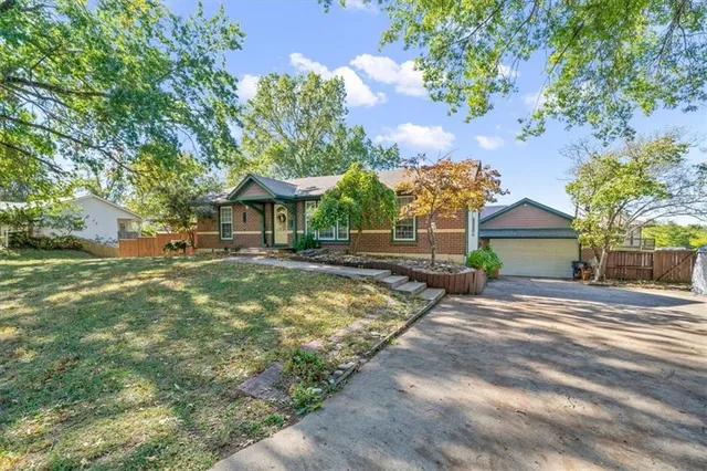 $273,000 | 305 Northwest 17th Street, Blue Springs, MO 64015