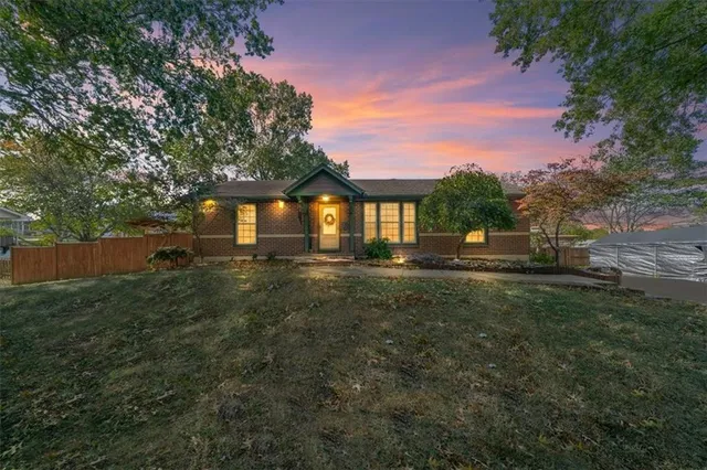 $273,000 | 305 Northwest 17th Street, Blue Springs, MO 64015