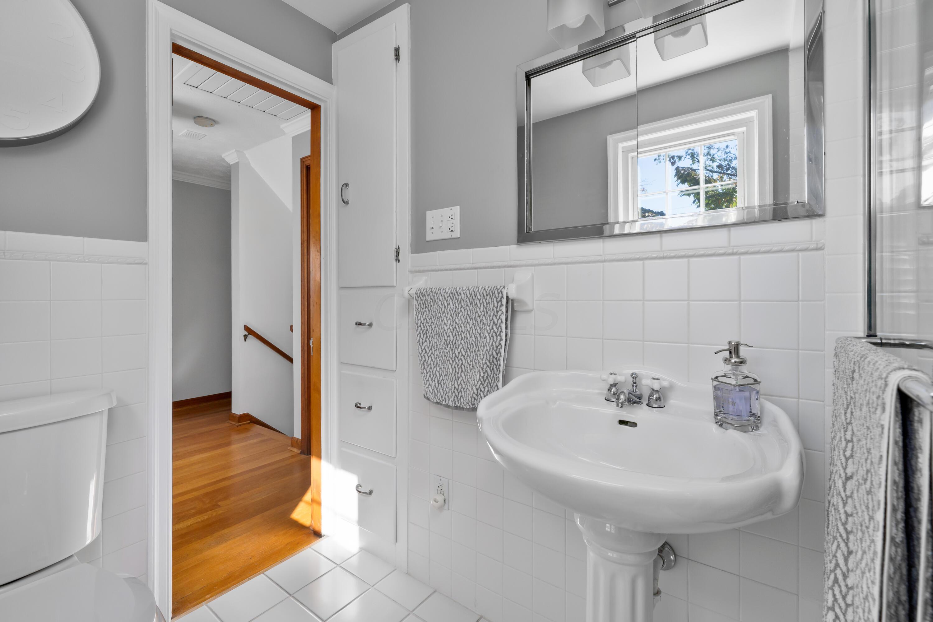 143 West Beaumont Road Columbus, OH 43214 - Photo 21 of 36 Remodeled Full Bathroom (2018)