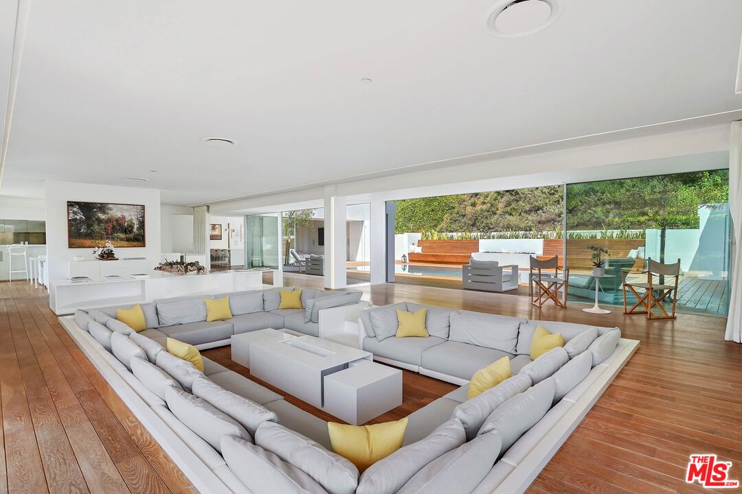 1106 North Hillcrest Road Beverly Hills, CA 90210 - Photo 4 of 21