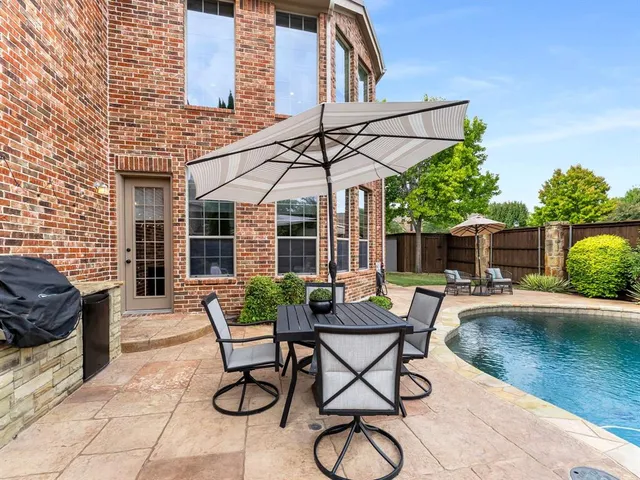 a view of a dinning table and chairs in the patio