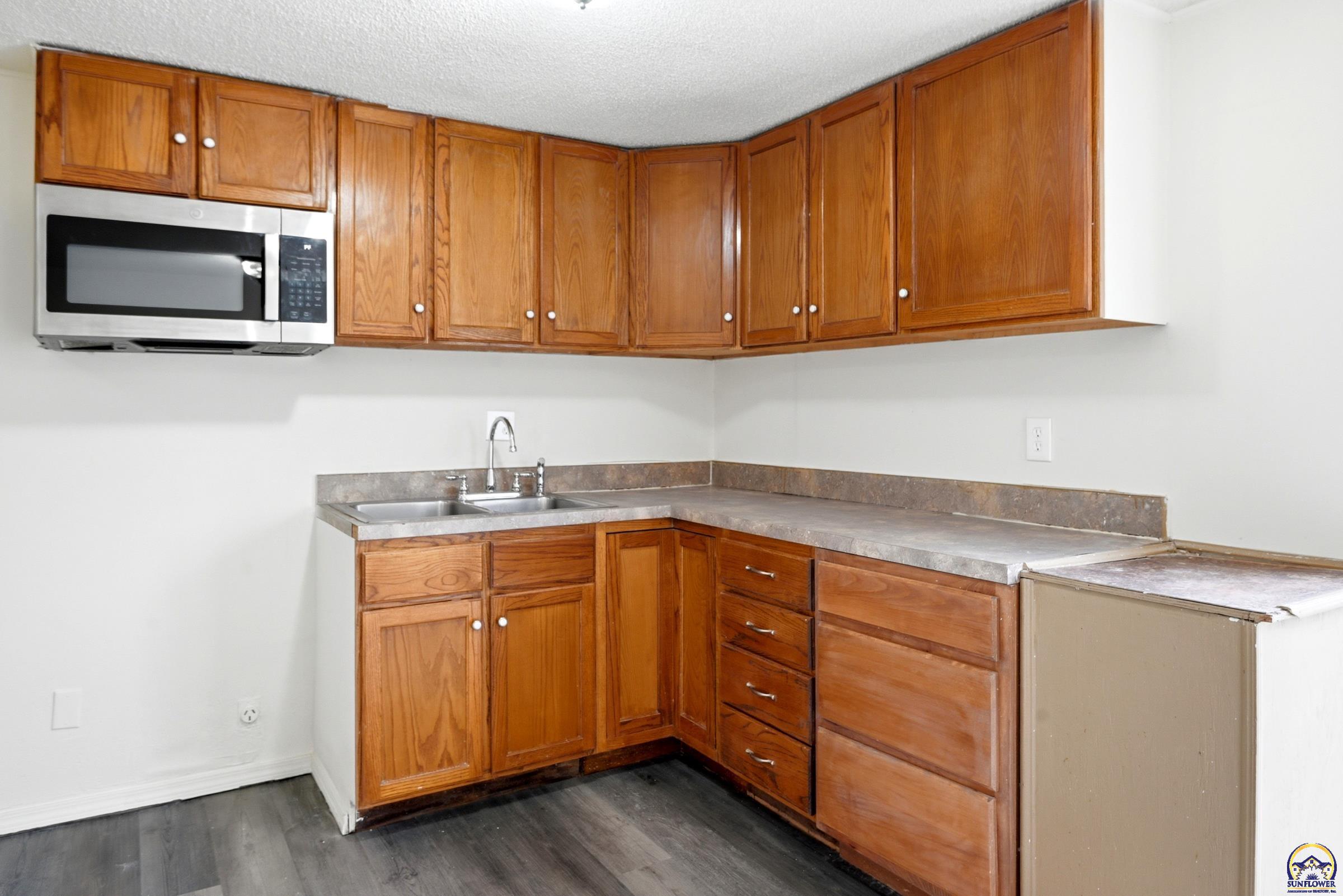 420 Southwest Clay Street Topeka, KS 66606 - Photo 7 of 13