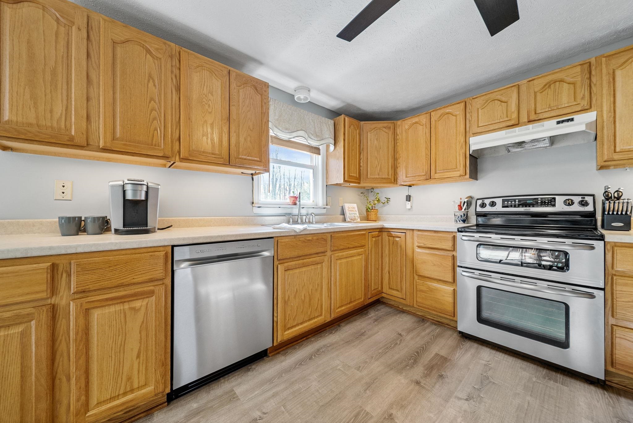 80 Horizon Lane Candia, NH 03034 - Photo 2 of 37