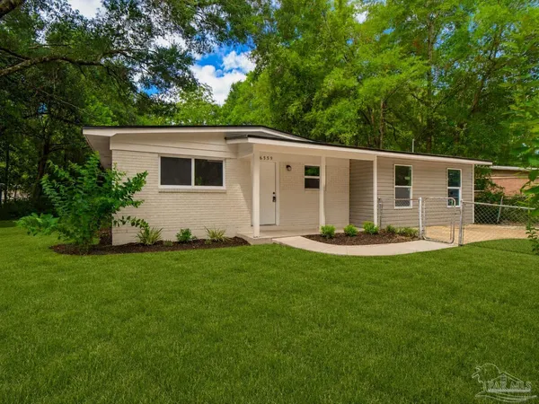 a view of a house with backyard and garden