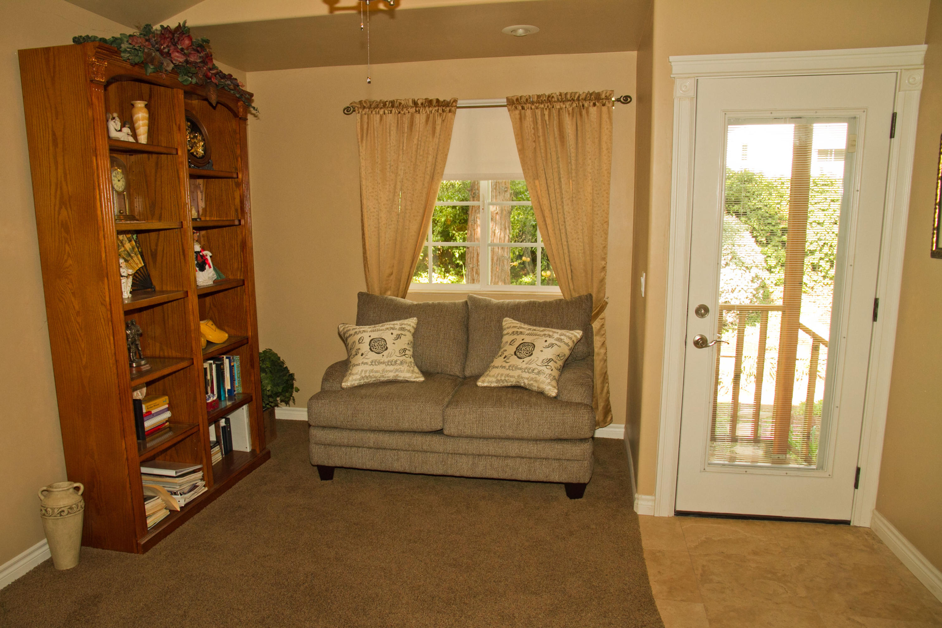 674 Wakefield Road Goleta, CA 93117 - Photo 7 of 17 Master Bedroom Sitting Area