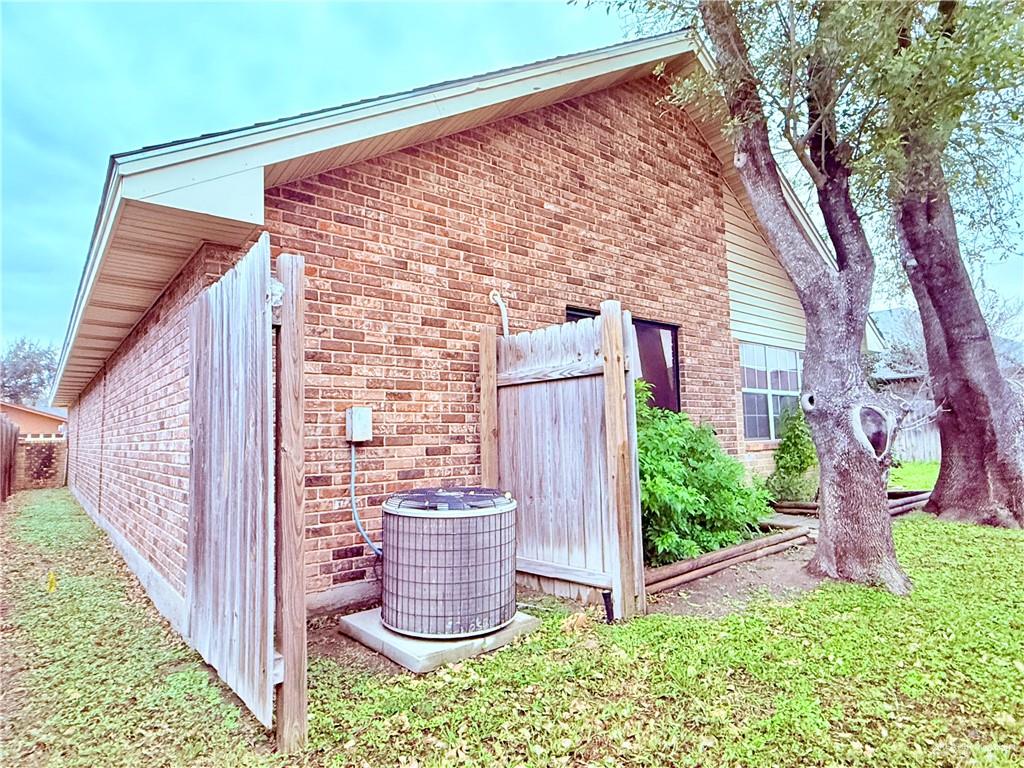 1712 Iowa Street Mission, TX 78572 - Photo 5 of 16