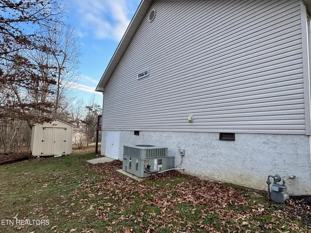 a view of a backyard