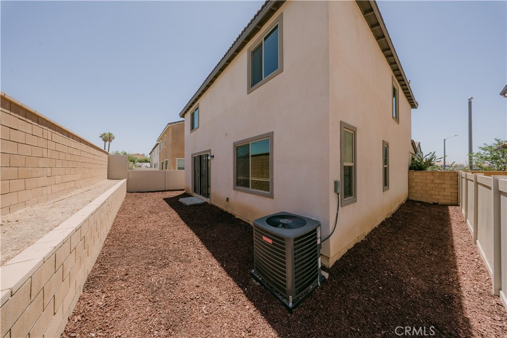 560 East Vodden Street Rialto, CA 92376 - Photo 7 of 59