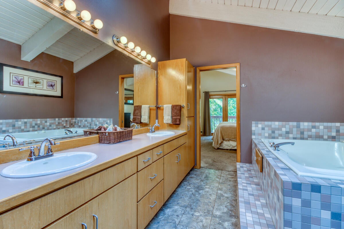 63330 Old Deschutes Road Bend, OR 97701 - Photo 32 of 34 Dual sink w/ soaking tub