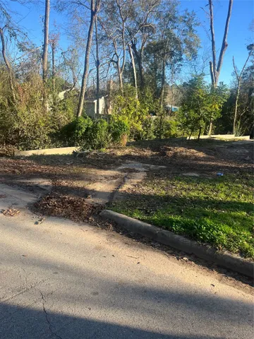 a view of a yard street