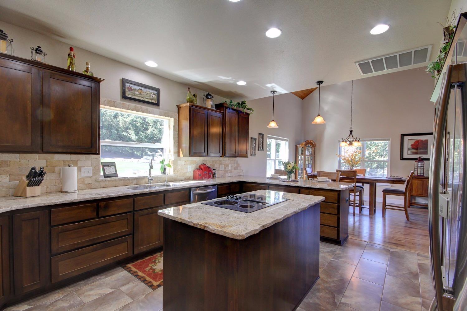 4491 Pioneer Road Medford, OR 97501 - Photo 24 of 34 Eat-in, chef's kitchen