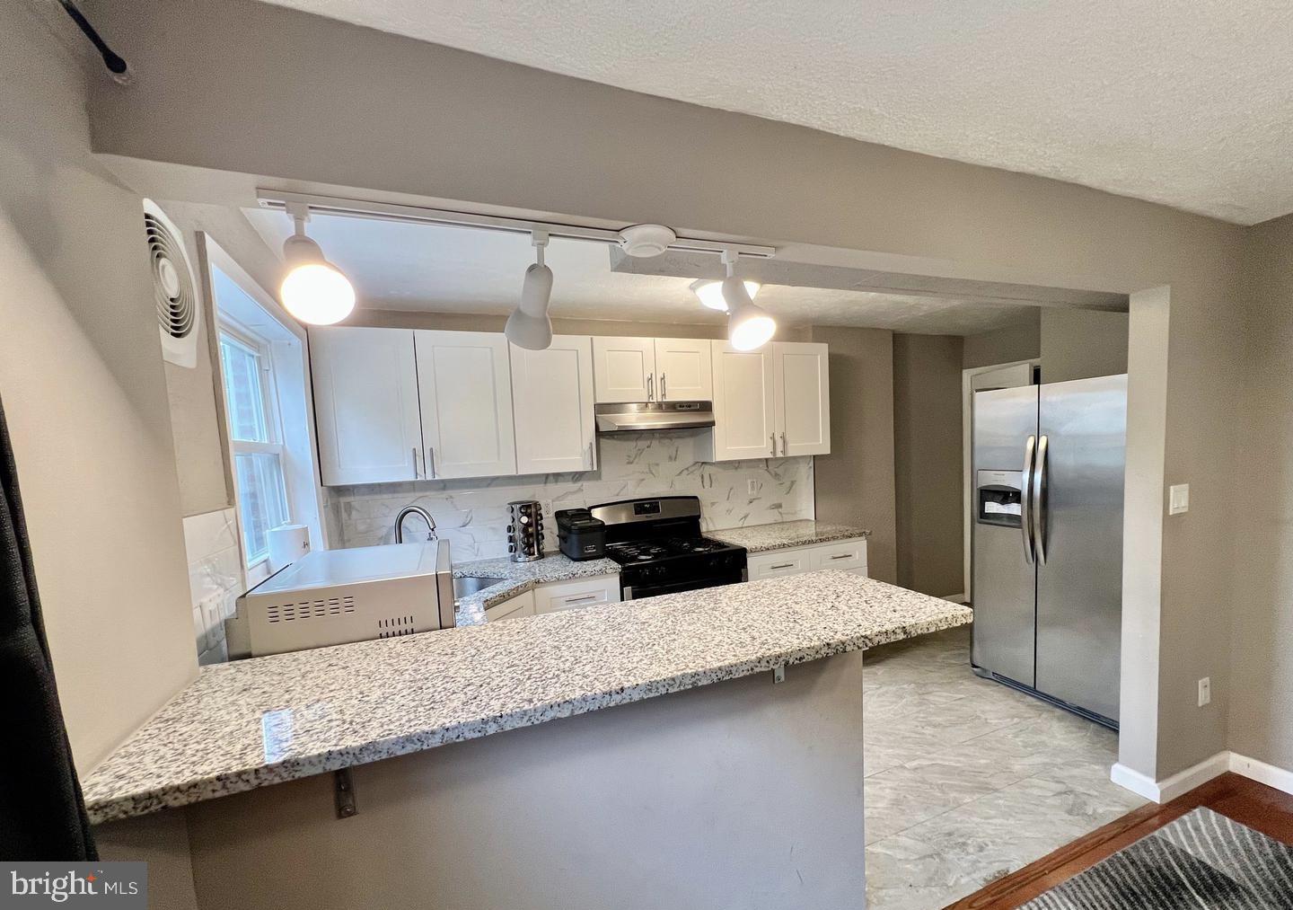 937 Grant Road Folcroft, PA 19032 - Photo 6 of 17 Granite Bar in Kitchen