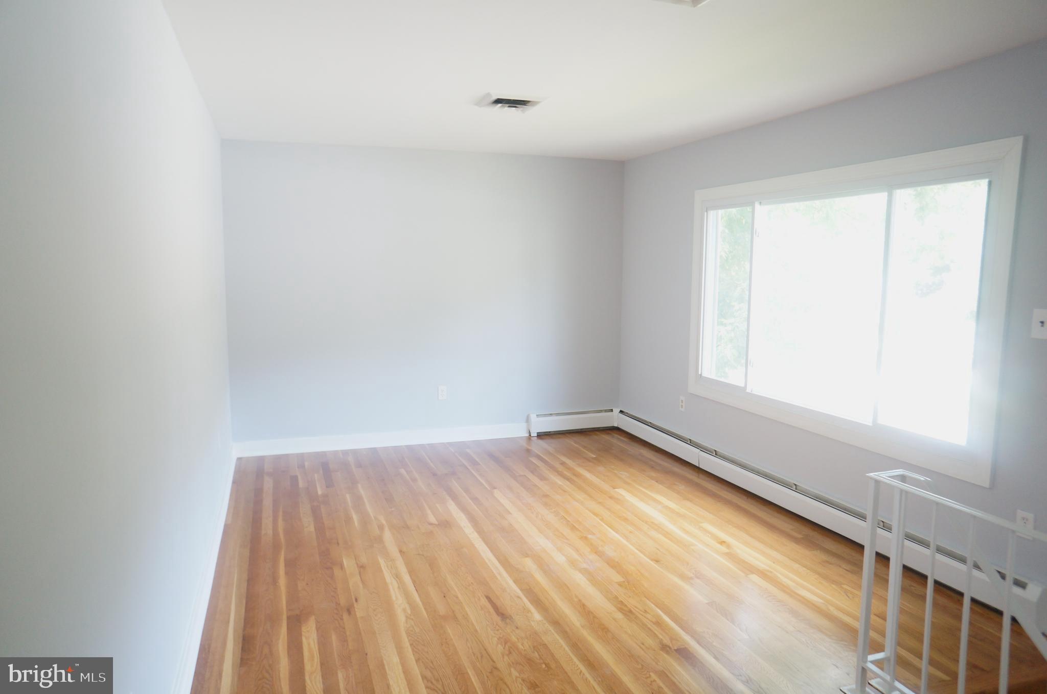 14339 Fullerton Road Woodbridge, VA 22193 - Photo 9 of 14 Main Living area