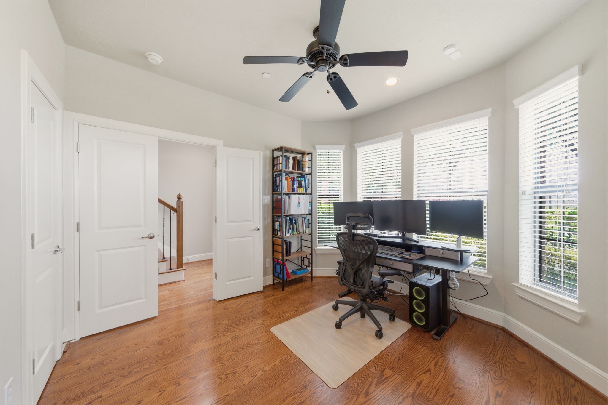 2110 Shearn Street, Unit 16 Houston, TX 77007 - Photo 26 of 37 1st floor bedroom with bay windows - so much NATURAL LIGHT! Again, WOOD floors were installed in here in 2024. Most other units are carpet