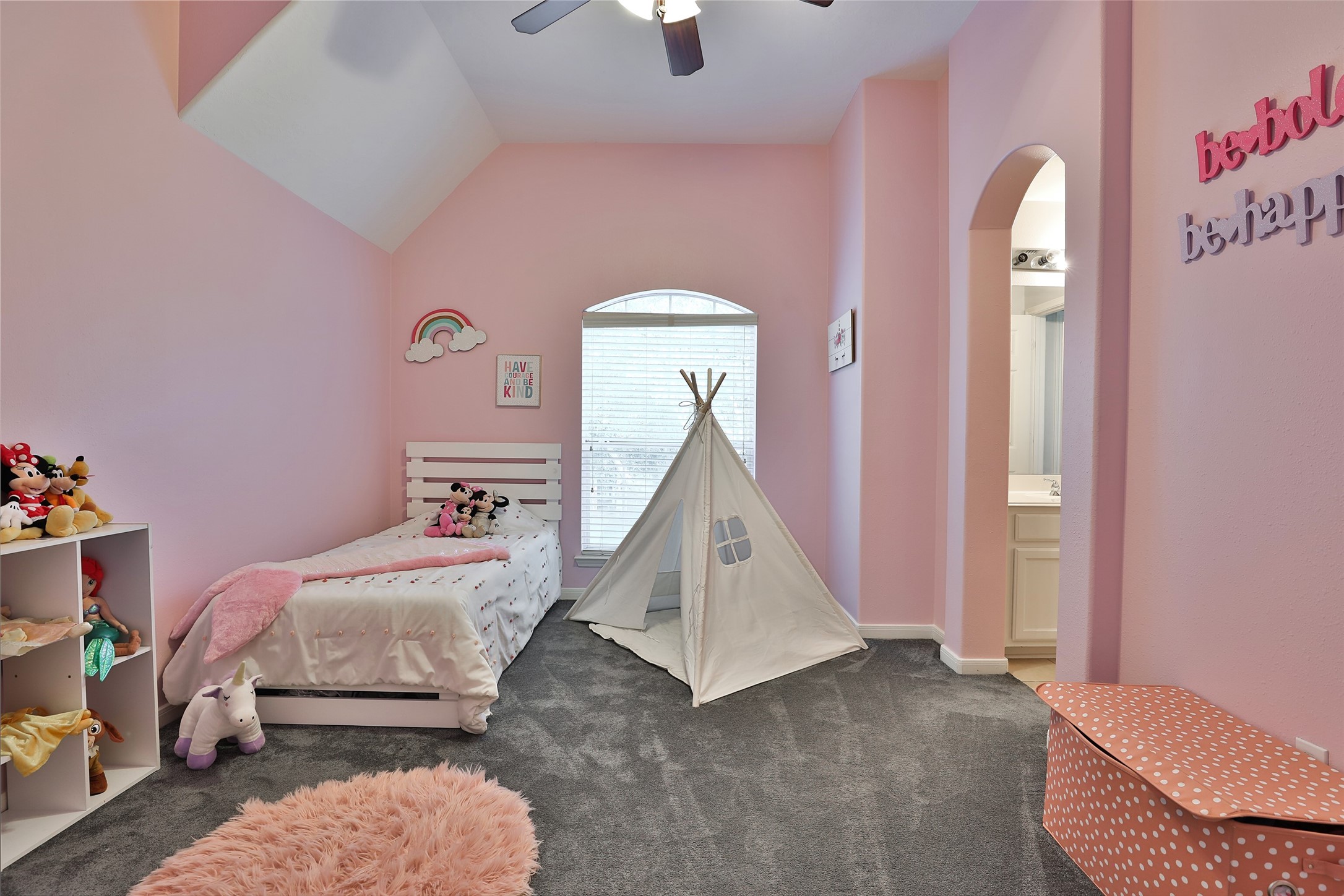 10514 Spice Ridge Row Missouri City, TX 77459 - Photo 27 of 43 a bedroom with a bed and a chandelier