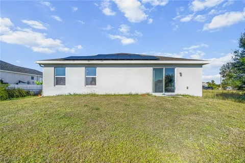 a view of a house with backyard and garden