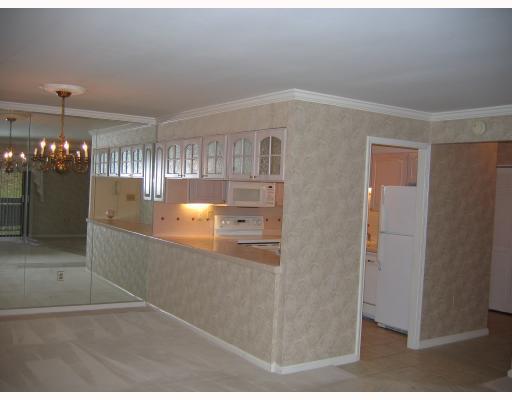 1500 Cochran Road, Unit 414 Pittsburgh, PA 15243 - Photo 2 of 8 Kitchen.
