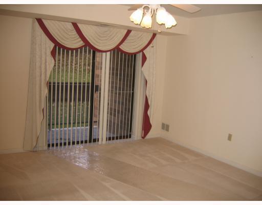 1500 Cochran Road, Unit 414 Pittsburgh, PA 15243 - Photo 4 of 8 Living Room.