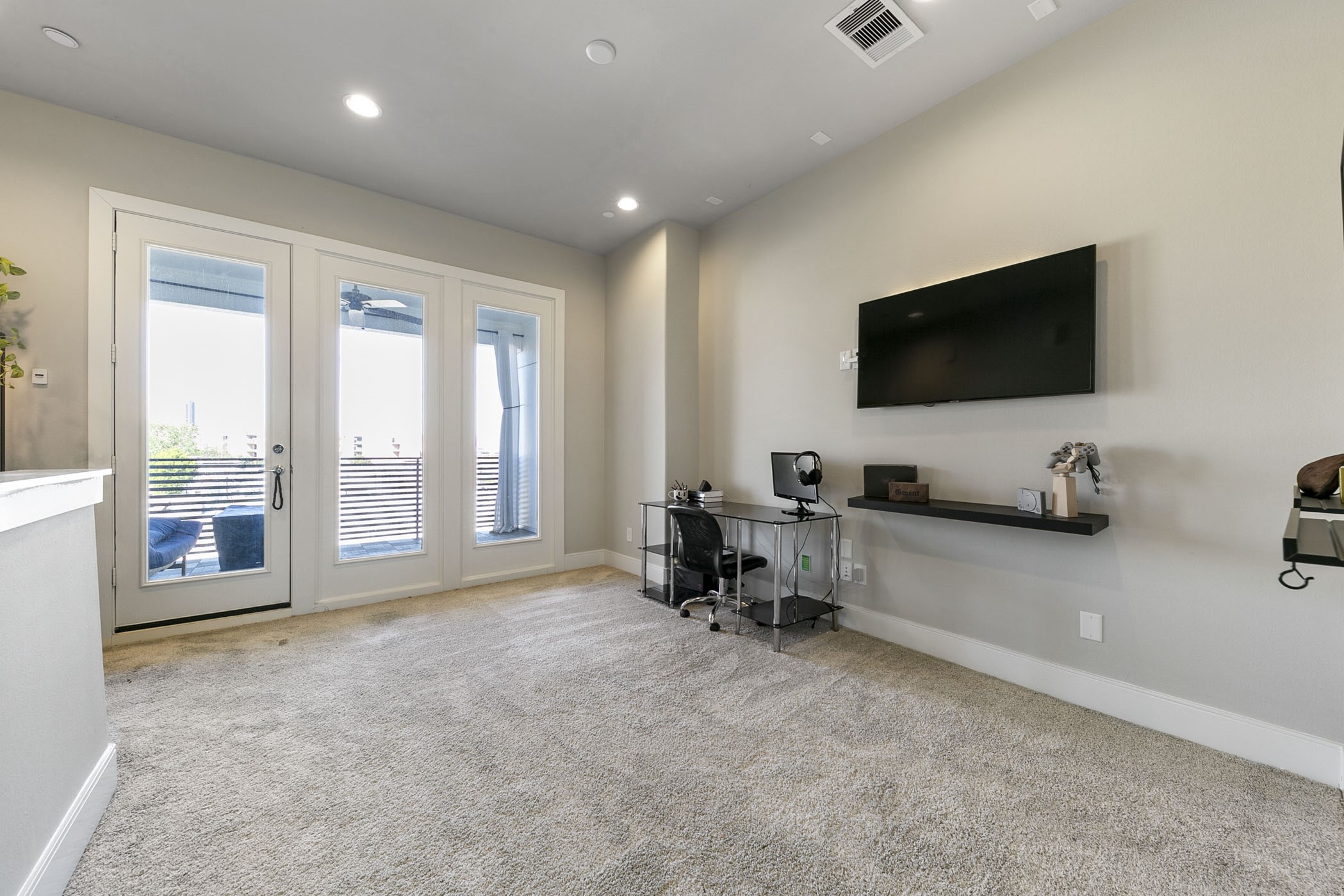 2412 Canal Street, Unit J Houston, TX 77003 - Photo 13 of 19 a view of a livingroom with workspace and a window