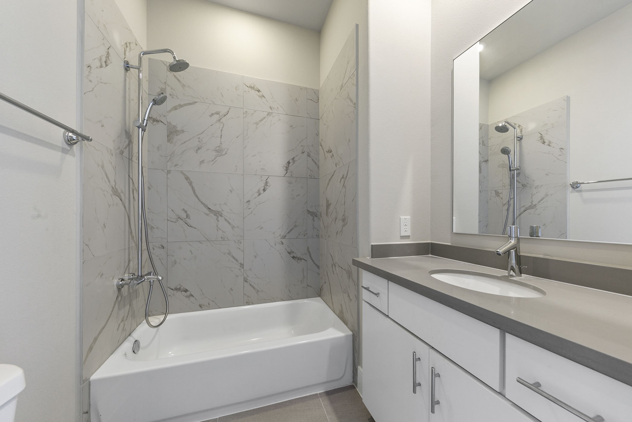 2412 Canal Street, Unit J Houston, TX 77003 - Photo 18 of 19 a bathroom with a sink and a bathtub