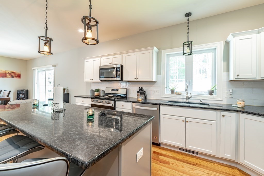 157 Canterbury Road Springfield, MA 01118 - Photo 4 of 38