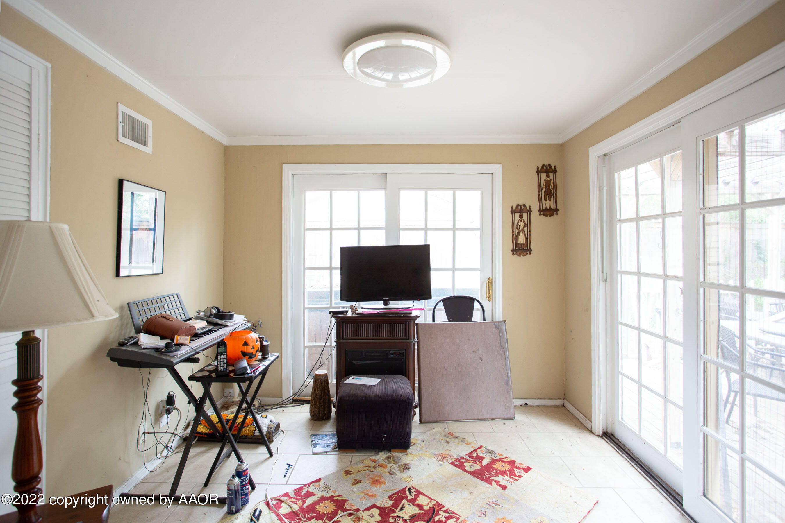 3607 Patterson Drive Amarillo, TX 79109 - Photo 11 of 24 a living room with furniture and a flat screen tv