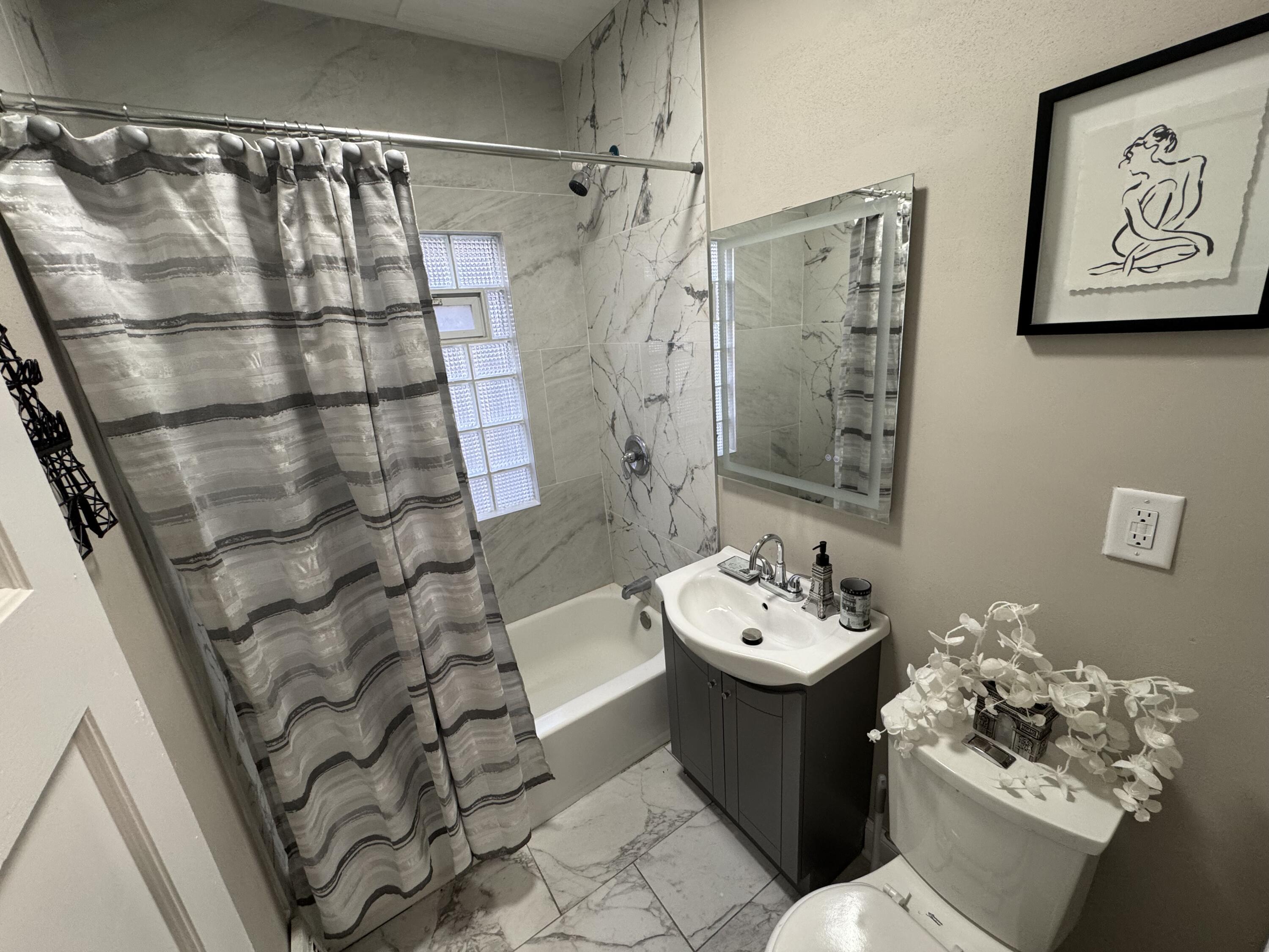 3716 West Branting Lane Milwaukee, WI 53215 - Photo 3 of 19 IMG_4724