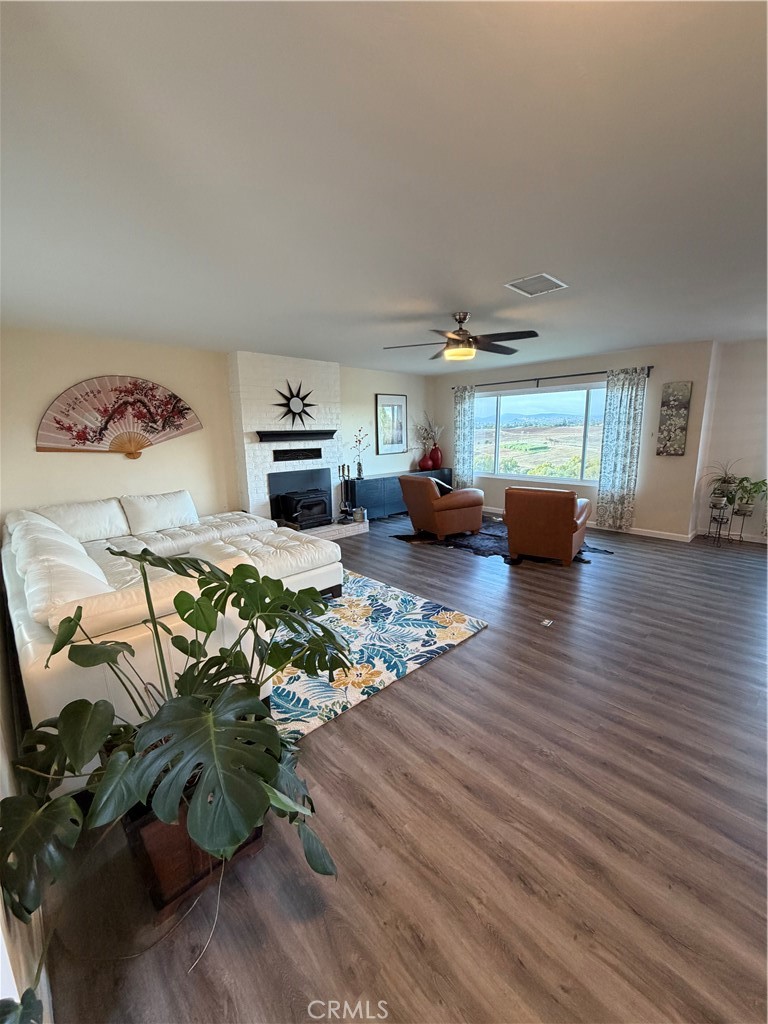 1864 Winterwarm Drive Fallbrook, CA 92028 - Photo 10 of 48 Living Room