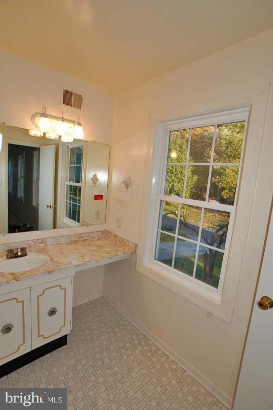 15216 Watergate Road Silver Spring, MD 20905 - Photo 4 of 29 Bath (Master)
