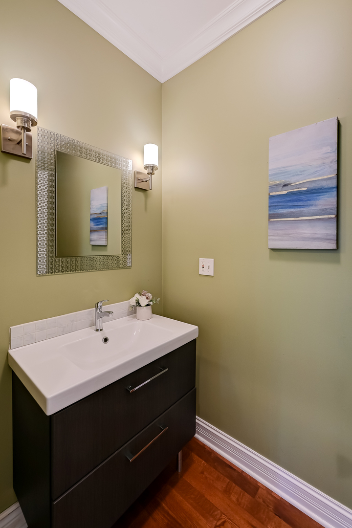 8827 Palisades Road Burr Ridge, IL 60527 - Photo 17 of 35 a bathroom with a sink and a mirror