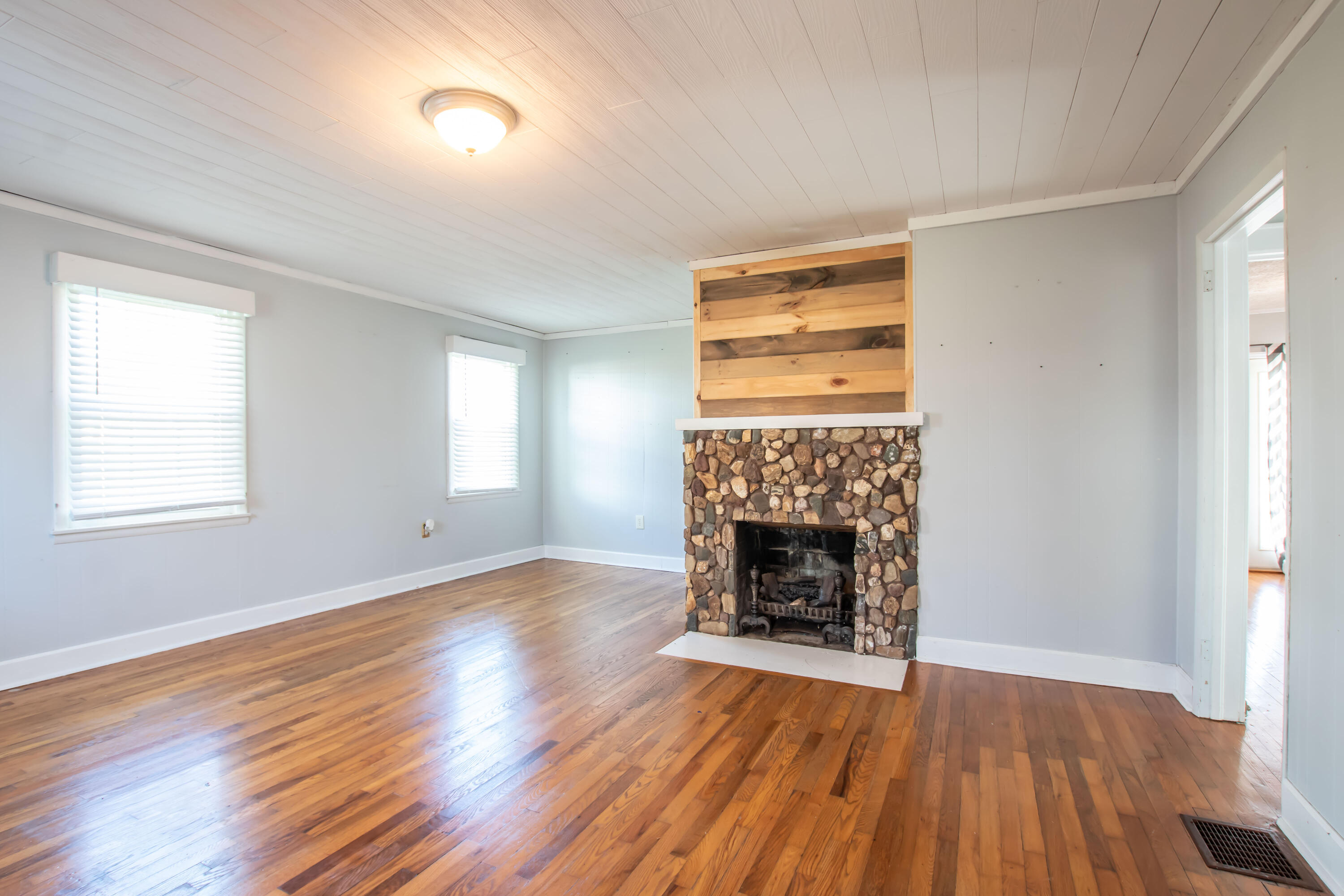 359 Crossway Road Bristol, VA 24201 - Photo 11 of 35 Living Room