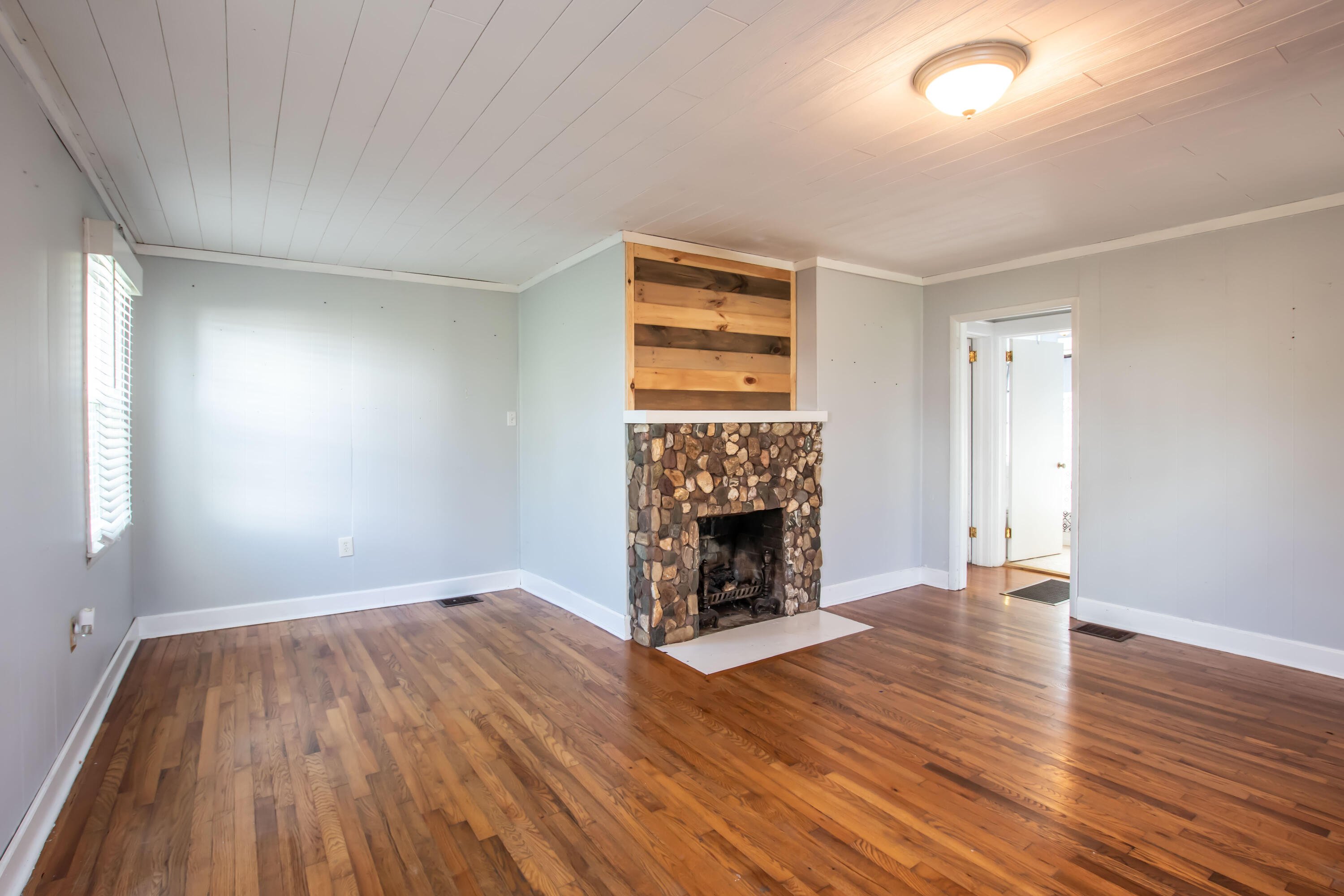 359 Crossway Road Bristol, VA 24201 - Photo 12 of 35 Living Room