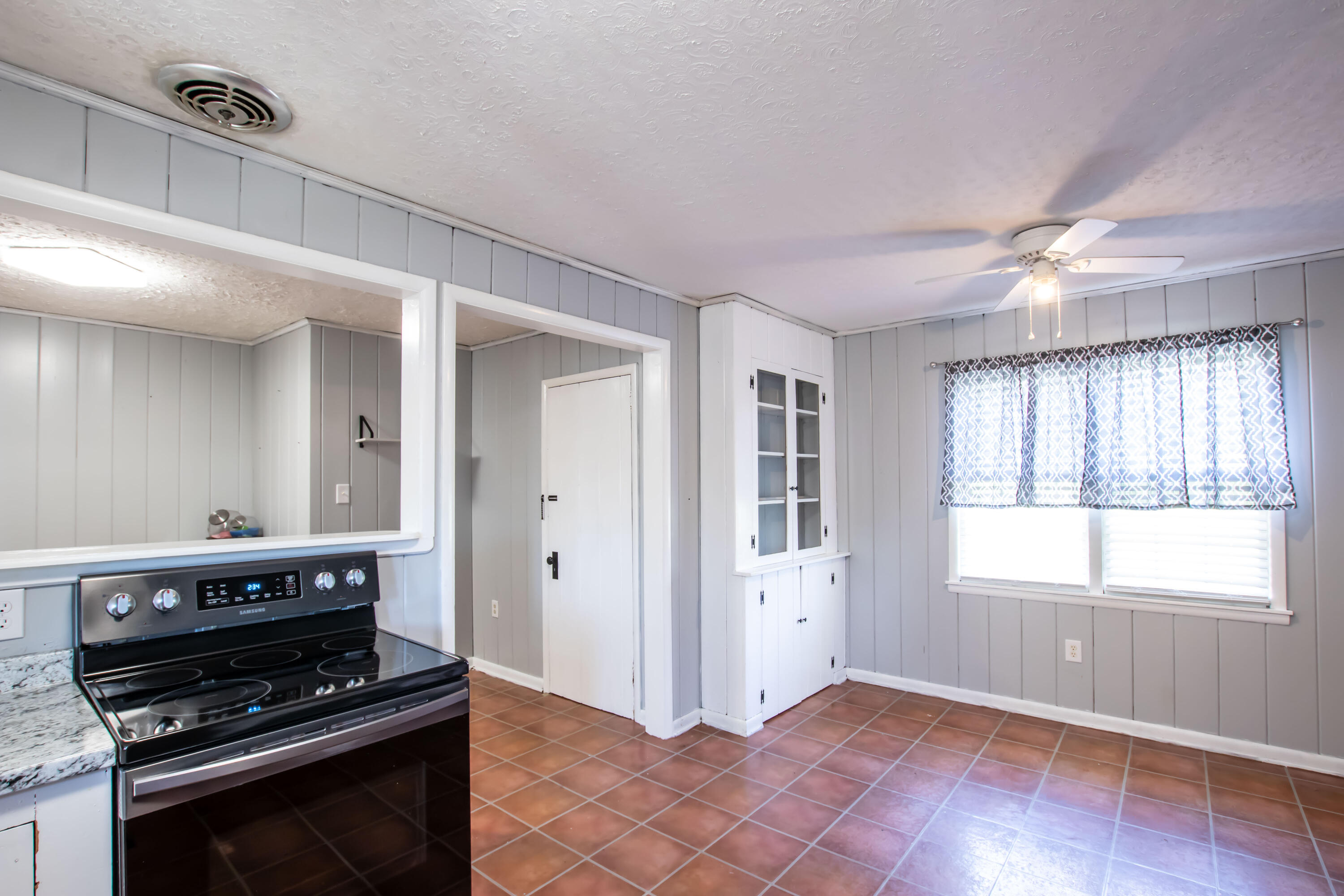 359 Crossway Road Bristol, VA 24201 - Photo 30 of 35 Kitchen Eat IN