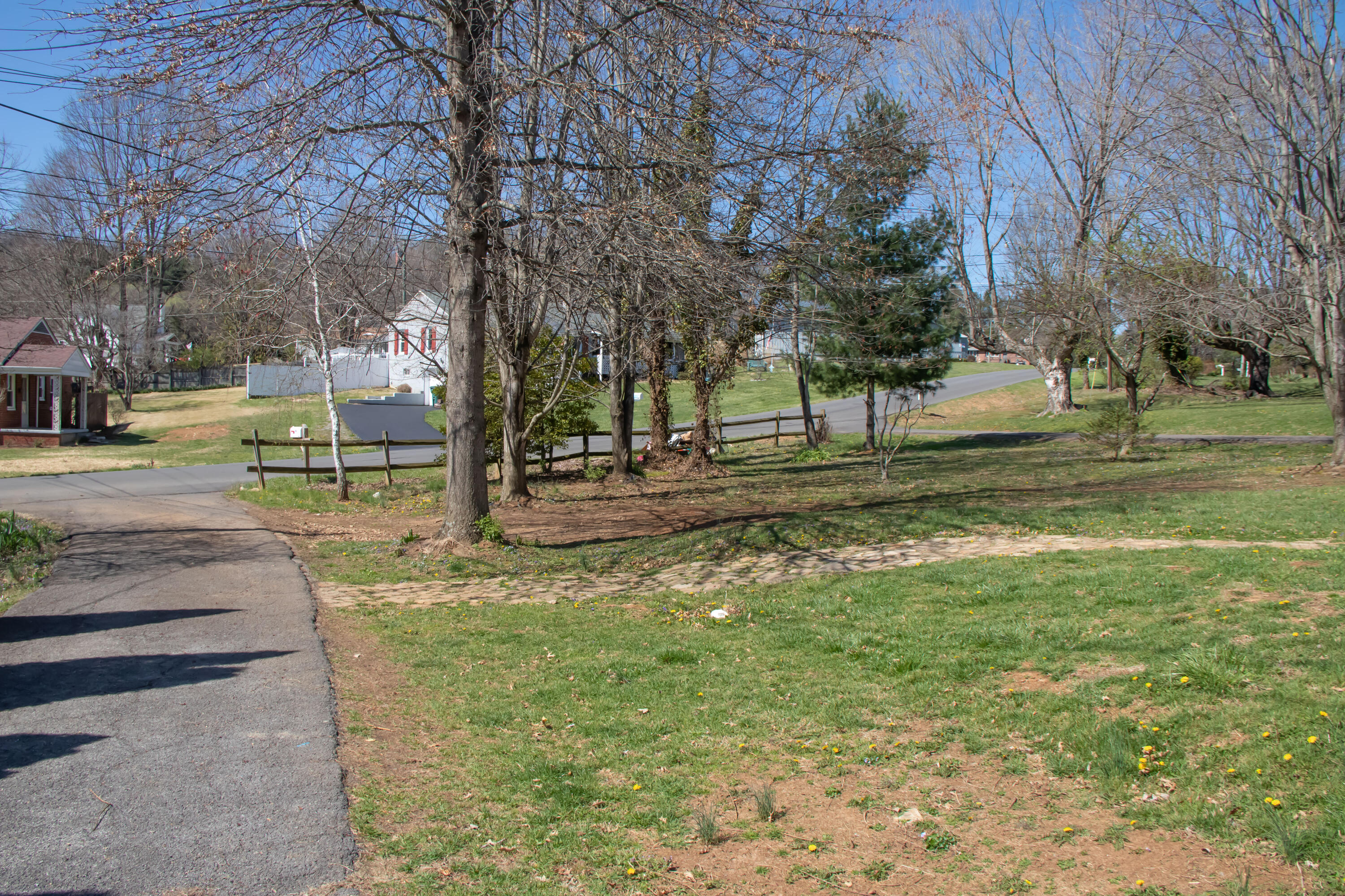 359 Crossway Road Bristol, VA 24201 - Photo 5 of 35 Front Yard
