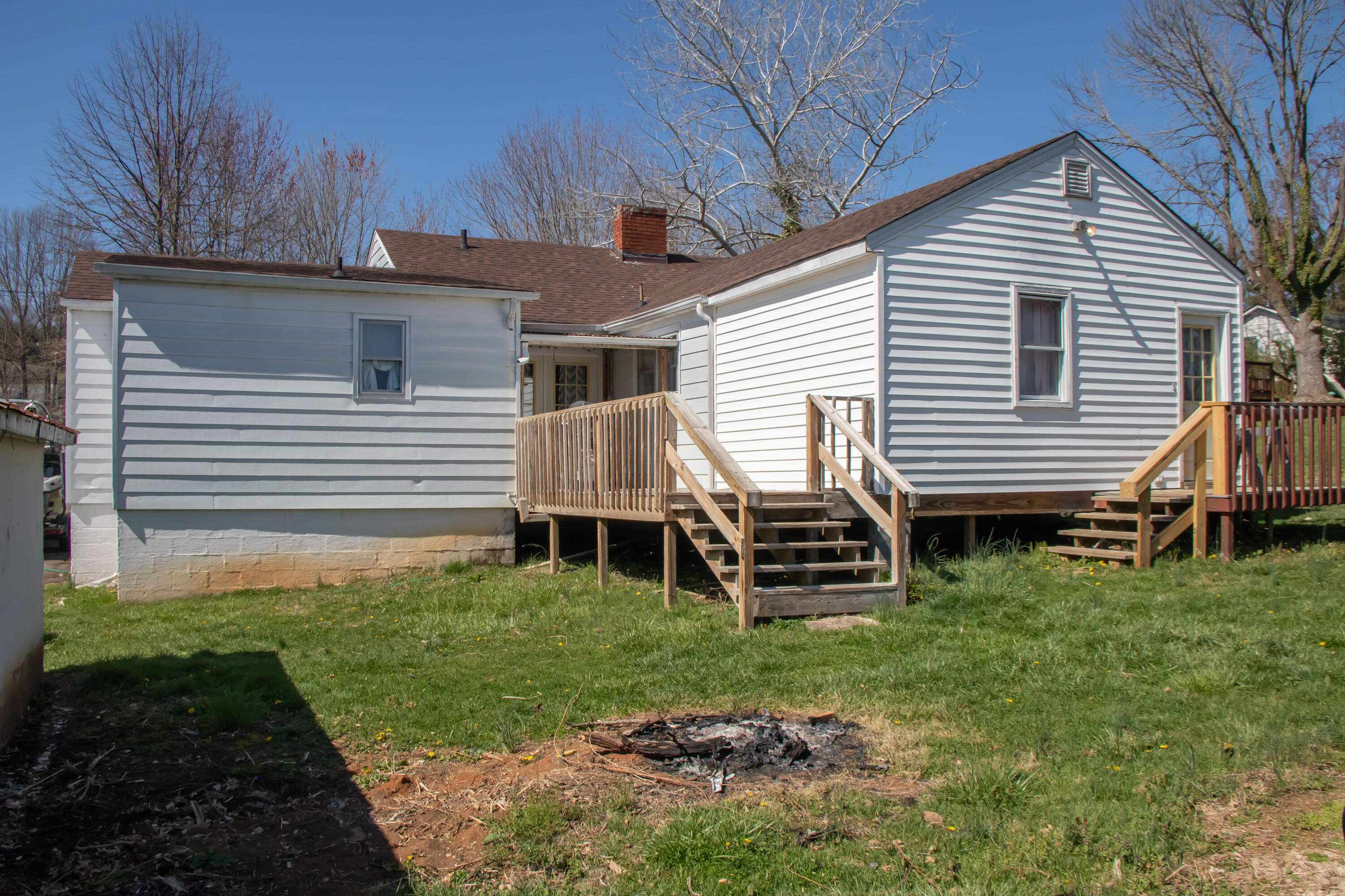 359 Crossway Road Bristol, VA 24201 - Photo 9 of 35 Rear