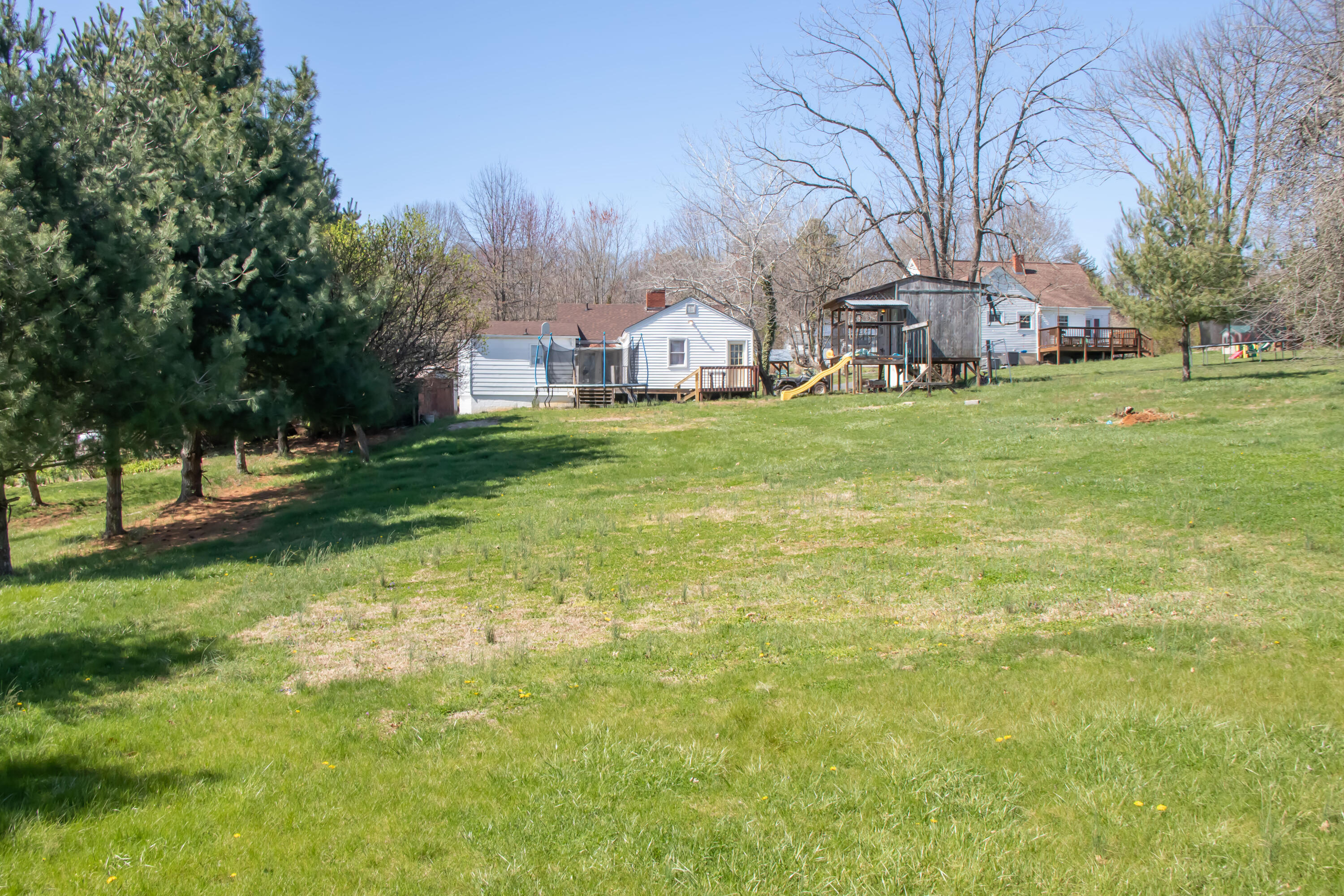 359 Crossway Road Bristol, VA 24201 - Photo 10 of 35 Back Yard