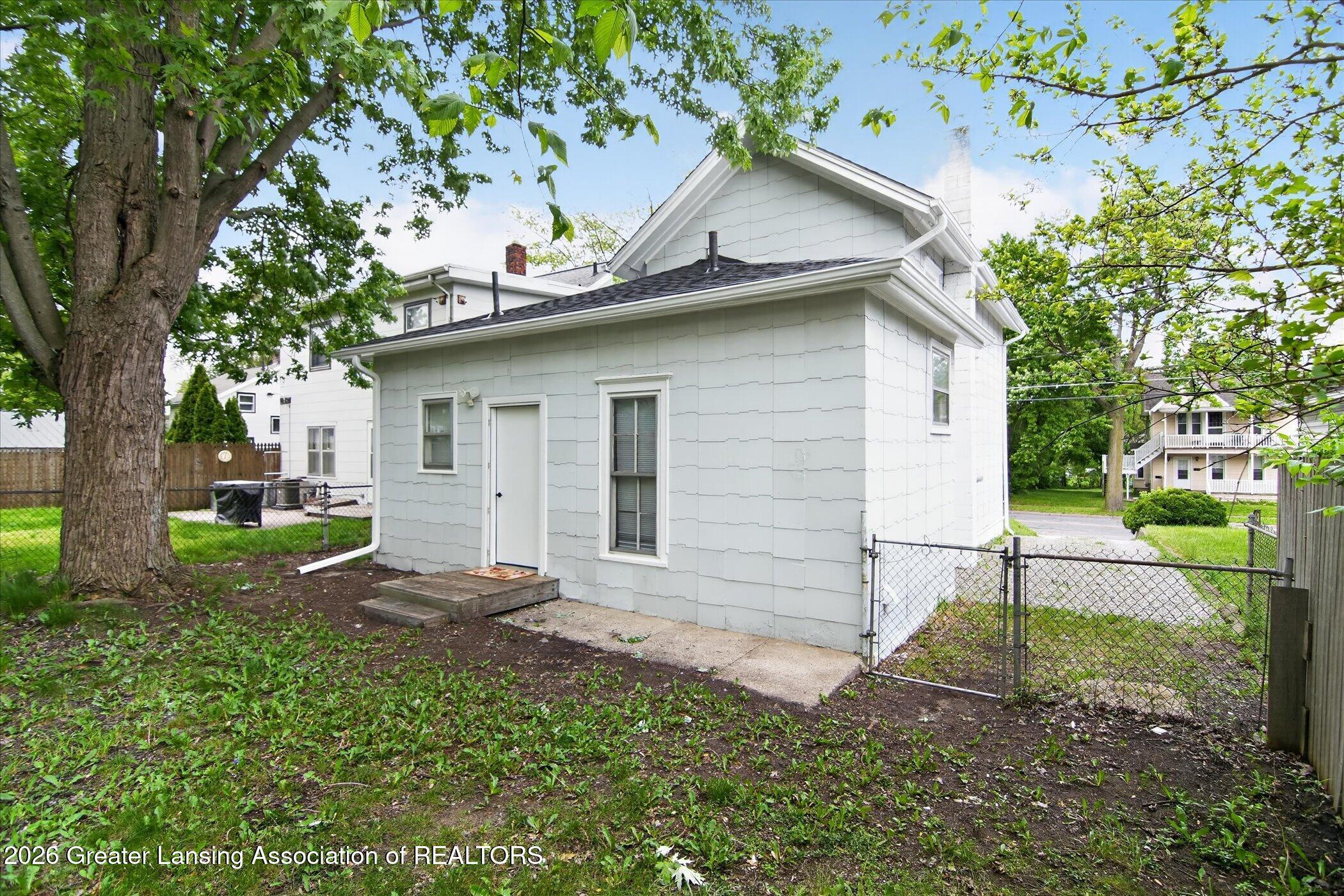513 North Waterloo Avenue Jackson, MI 49201 - Photo 37 of 40 38-513-N-Waterloo-Ave-WindowStill