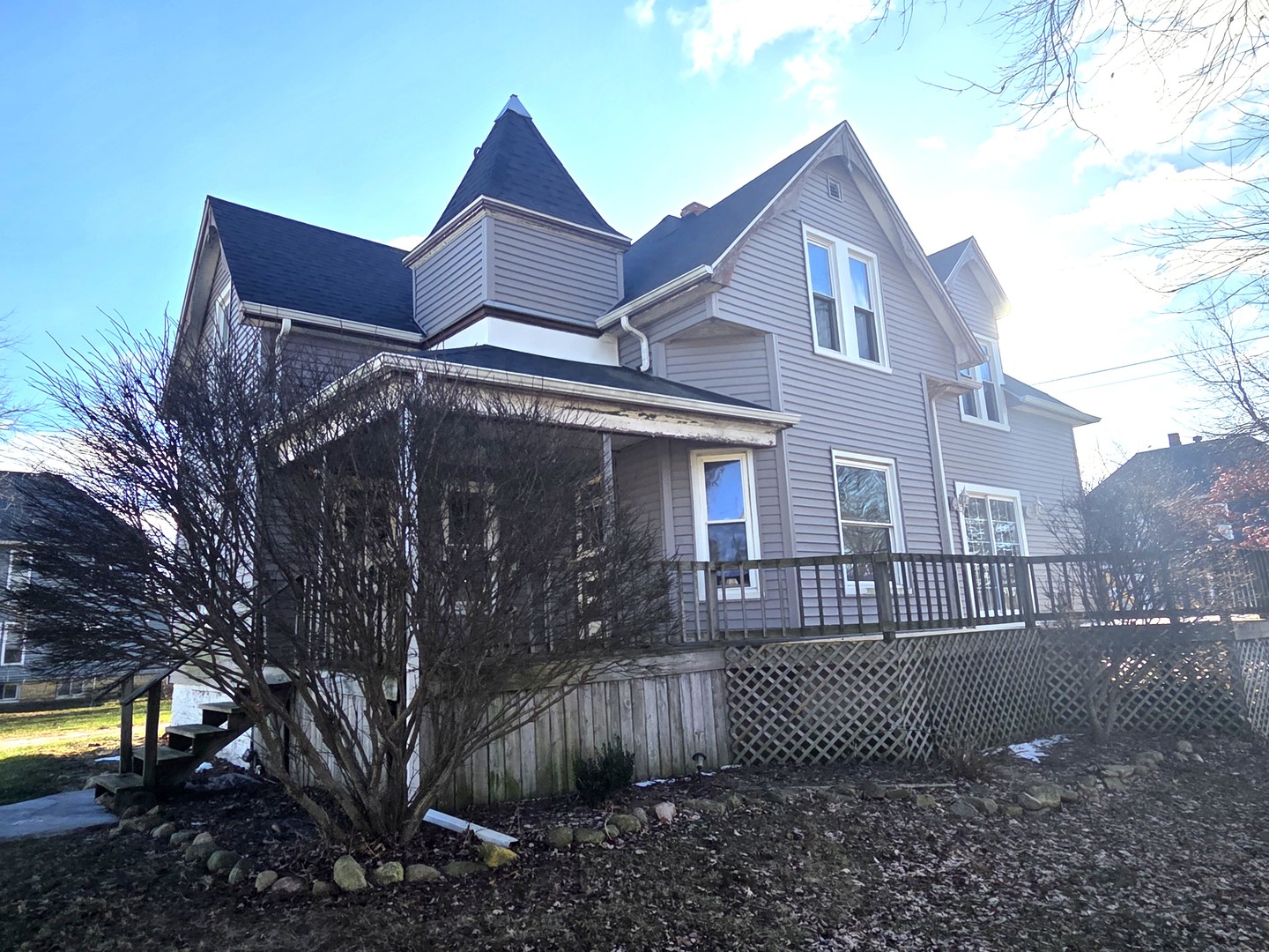 290 West Kankakee Avenue Herscher, IL 60941 - Photo 2 of 13 a front view of a house with a garden