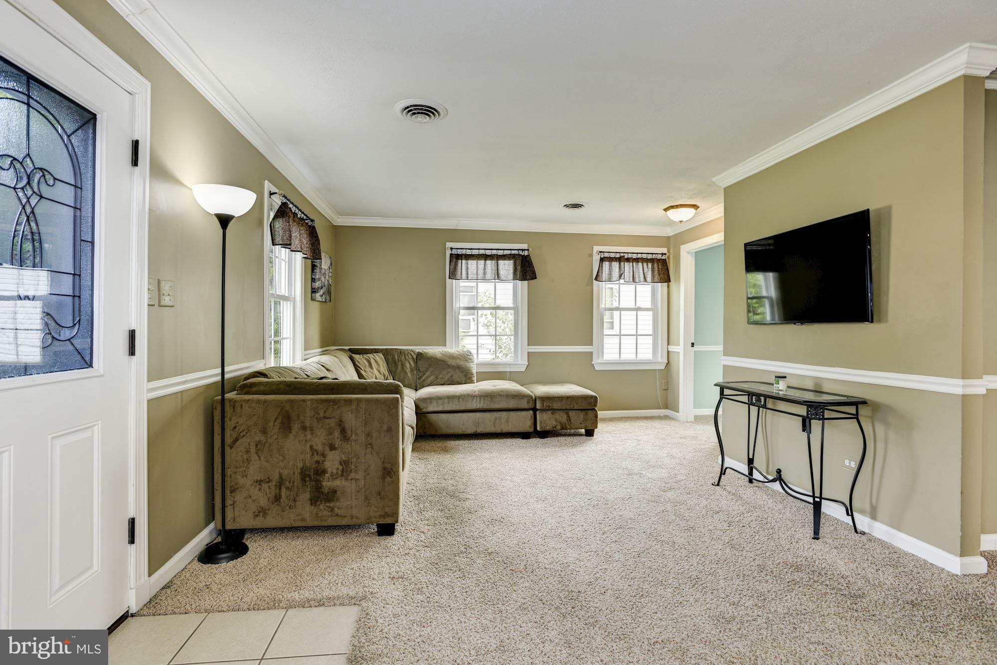 1821 Kitty Hawk Road Baltimore, MD 21221 - Photo 3 of 25 Living Room