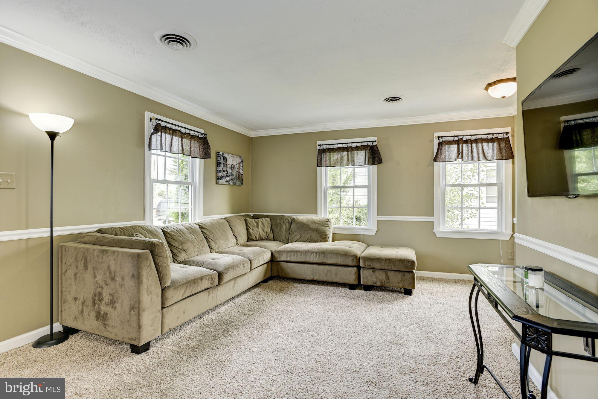 1821 Kitty Hawk Road Baltimore, MD 21221 - Photo 4 of 25 Living Room