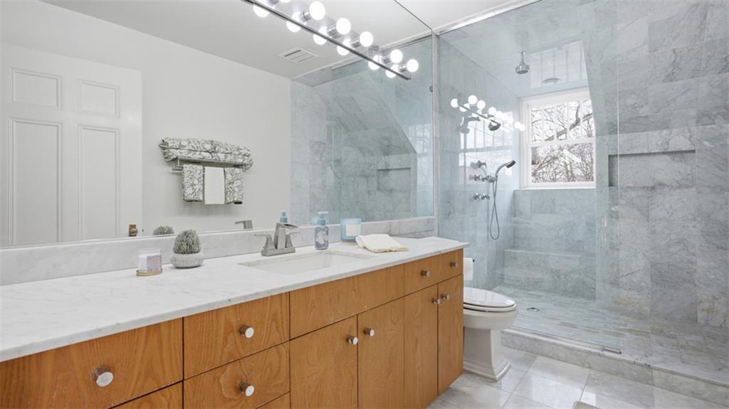 5435 Dunmoyle Street Pittsburgh, PA 15232 - Photo 37 of 50 3RD FLOOR BATH