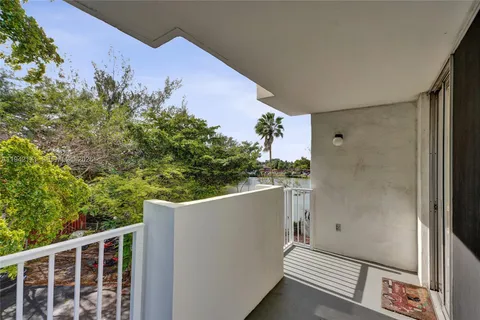 $199,000 | 1300 Northeast Miami Gardens Drive, Unit 320E, Miami, FL 33179