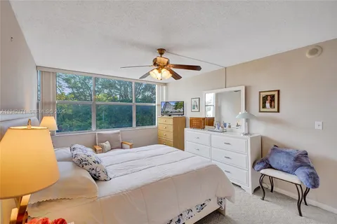 $199,000 | 1300 Northeast Miami Gardens Drive, Unit 320E, Miami, FL 33179