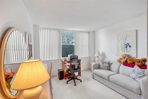 $199,000 | 1300 Northeast Miami Gardens Drive, Unit 320E, Miami, FL 33179