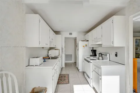 $199,000 | 1300 Northeast Miami Gardens Drive, Unit 320E, Miami, FL 33179