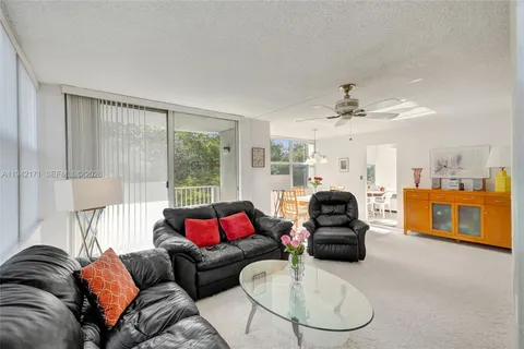 $199,000 | 1300 Northeast Miami Gardens Drive, Unit 320E, Miami, FL 33179