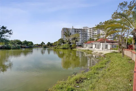 $199,000 | 1300 Northeast Miami Gardens Drive, Unit 320E, Miami, FL 33179