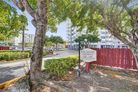 $199,000 | 1300 Northeast Miami Gardens Drive, Unit 320E, Miami, FL 33179