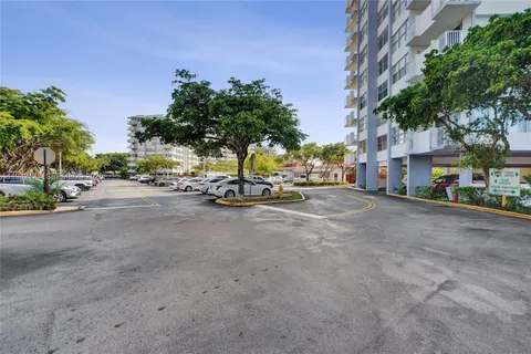 $199,000 | 1300 Northeast Miami Gardens Drive, Unit 320E, Miami, FL 33179