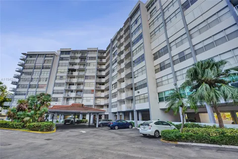 $199,000 | 1300 Northeast Miami Gardens Drive, Unit 320E, Miami, FL 33179